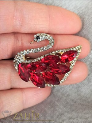 Красивн лебед кристална  брошка с изящни фасетирани червени камъни, размери 5 на 4 см, златиста основа - B1310